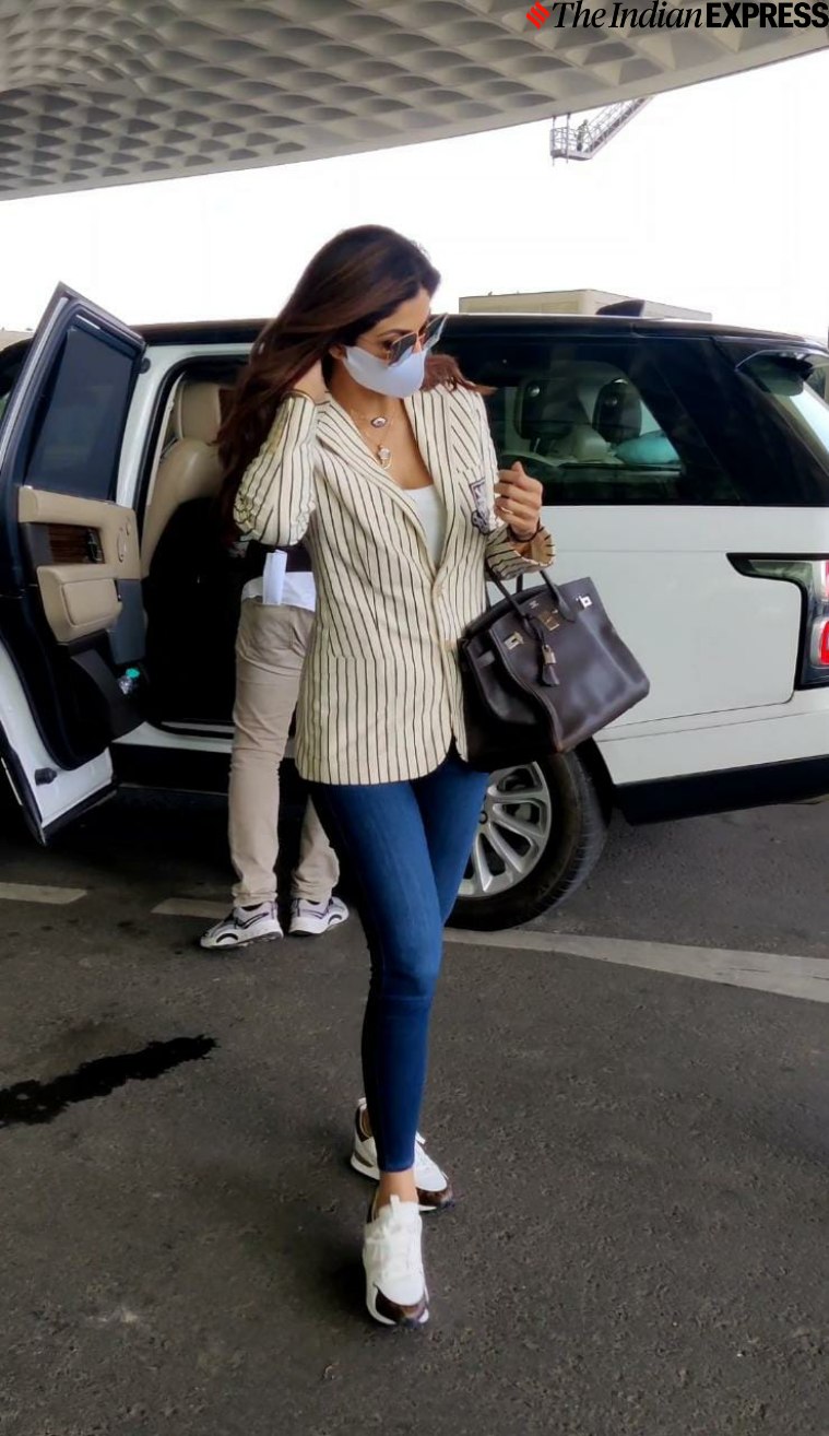 Shilpa Shetty Sexy Nangi Nangi - Shilpa Shetty clicked with husband Raj Kundra at airport, he hides his face  in a hoodie | Entertainment News,The Indian Express