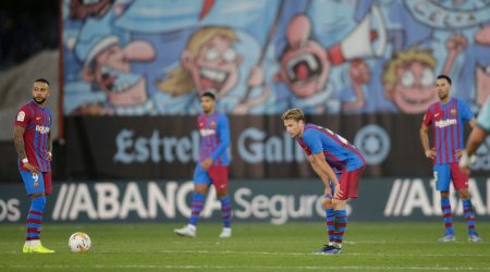 Barcelona's Frenkie de Jong and Memphis Depay look dejected (Source: Reuters)