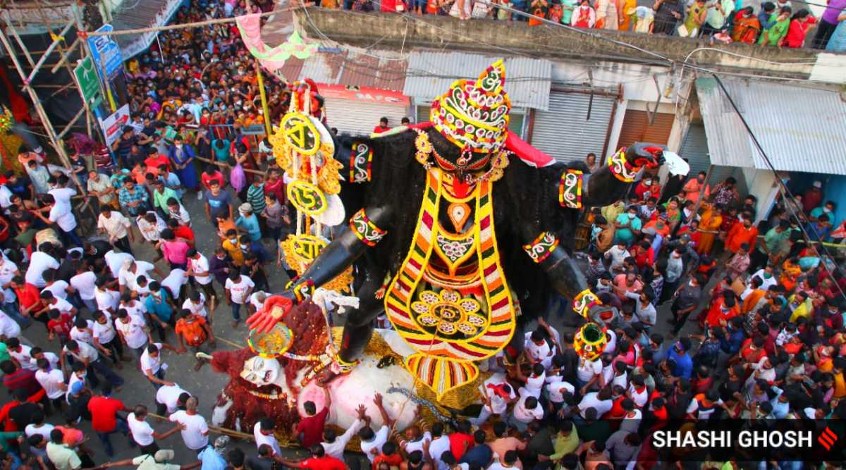 Kali Puja Grand Immersion Procession For Naihati S 21 Ft Idol India   Kali Featured 