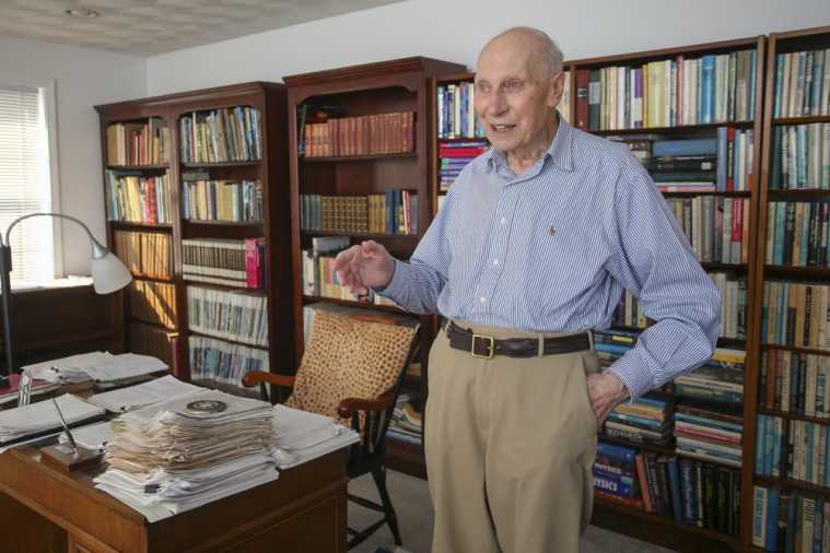 Hombre obtiene un doctorado, cumple su sueño de ser físico - a los 89 años