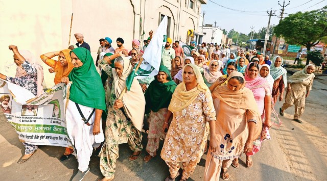Women protesters in Duggan, Sangrur, head for a meeting at the village gurdwara on Saturday. (Photo: Gurmeet Singh)