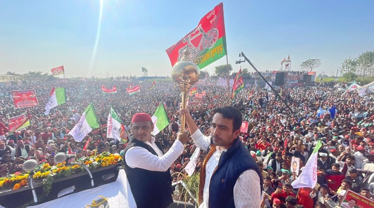 Akhilesh Yadav and Jayant Chaudhary during a joint rally in Meerut. (Twitter/samajwadiparty)