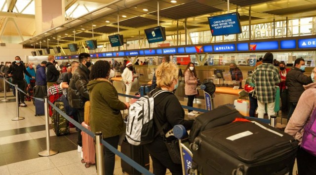 Passengers line up at John F. Kennedy International Airport after airlines announced numerous flights were canceled during the spread of the Omicron coronavirus variant on Christmas Eve in Queens, New York City, U.S., December 24, 2021. (REUTERS)