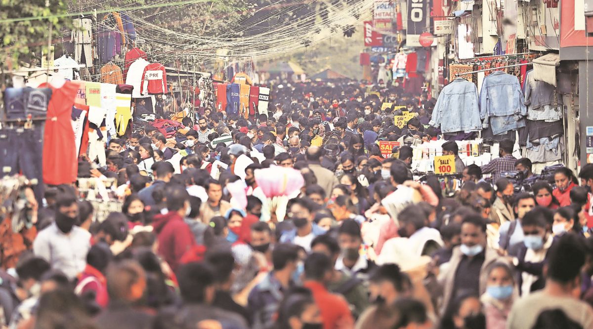 Sarojini Nagar, Sarojini Nagar market, Delhi police, Covid curbs, social distancing, Covid curb violation, Delhi news, Delhi city news, New Delhi, India news, Indian Express News Service, Express News Service, Express News, Indian Express India News