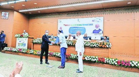 Surat Jewellers Association president Salim Daginawala with Gujarat Hira Bourse secretary Nanubhai Vanani after signing the MoU in Gandhinagar. (Express Photo) 
