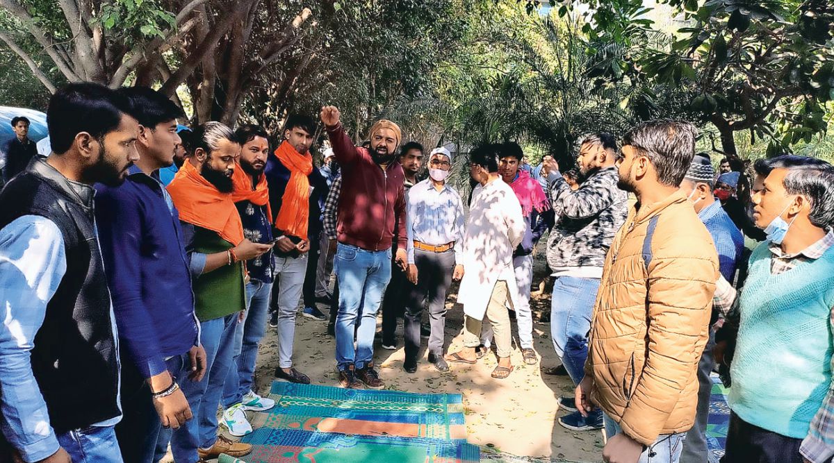 Manohar Lal Khattar, Namaz praying, Manohar Lal Khattar news, Gurgaon Namaz row, Manohar Lal Khattar Gurgaon namaz, Gurgaon namaz dispute news, Indian express news, Gurgaon news