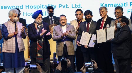 Union Minister for Housing and Urban Affairs Hardeep Singh Puri along with Union Minister of State for the PMO Jitendra Singh and J&K Lt Governor Manoj Sinha during Jammu & Kashmir Real Estate Summit 2021. (PTI)