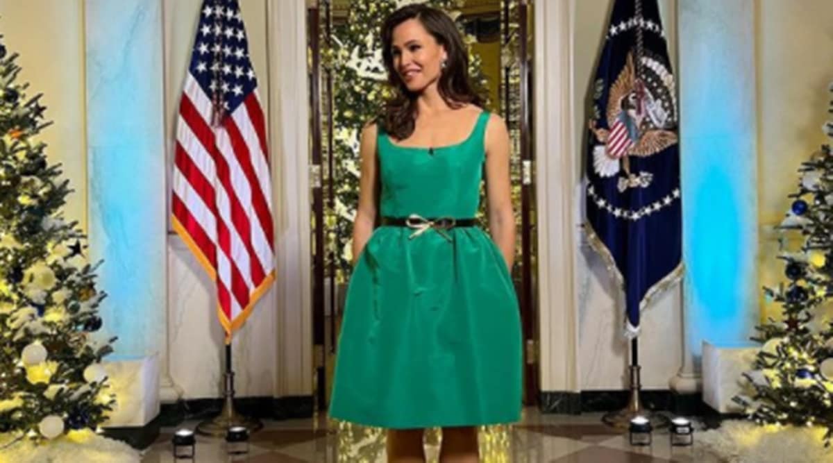 Why Jennifer Garner's green Oscar de la Renta dress is the perfect holiday  piece | Fashion News - The Indian Express
