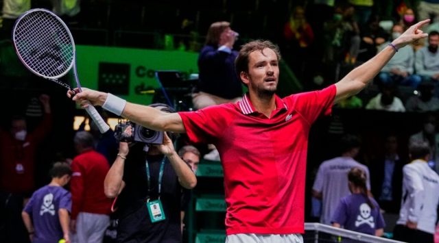 Russian Tennis Federation's Daniil Medvedev celebrates his team victory after defeating Germany's Jan-Lennard Struff during their Davis Cup tennis semi-final match at the Madrid Arena stadium in Madrid, Spain, Saturday, Dec. 4, 2021. (AP Photo/Manu Fernandez)
