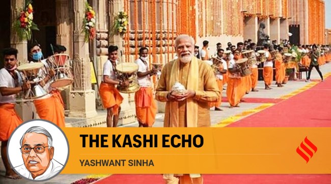 PM Narendra Modi offers prayers at the Kashi Vishwanath Temple. (PTI Photo)