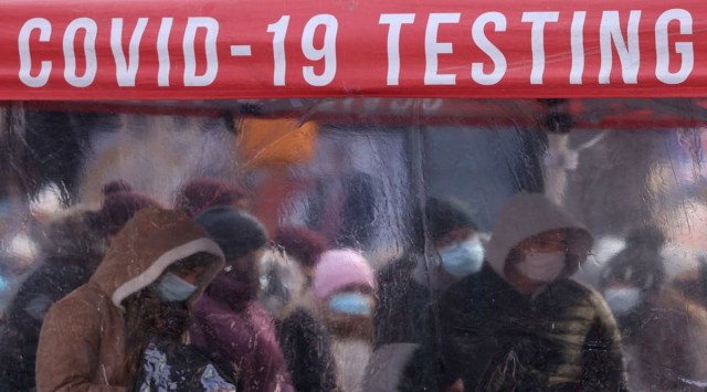 People queue to be tested for COVID-19 in Times Square, as the Omicron coronavirus variant continues to spread in Manhattan, New York City, U.S., December 20, 2021. REUTERS/Andrew Kelly 