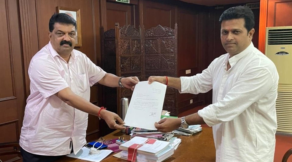 Jayesh Salgaonkar (R) submitted his resignation to Goa legislative assembly Speaker Rajesh Patnekar.