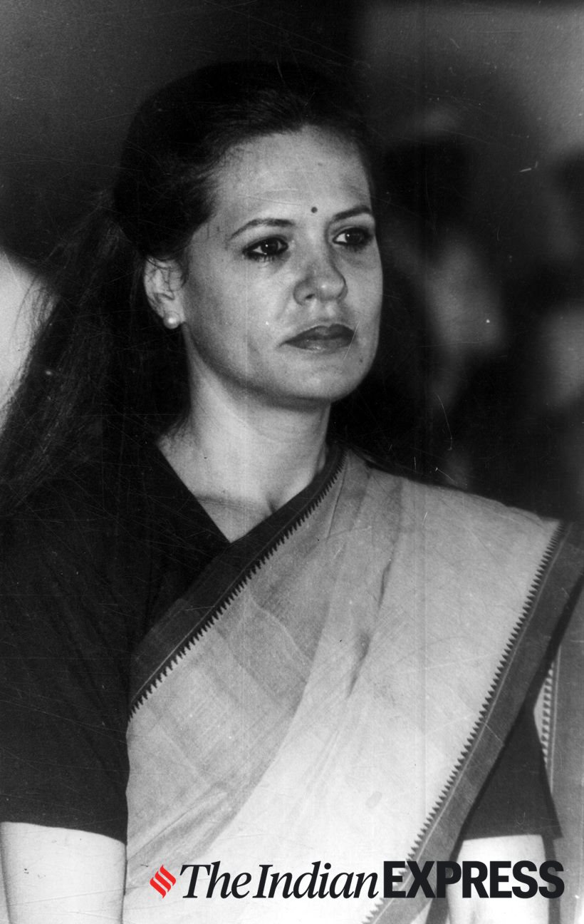 Congress distributes sarees in Old City to mark Sonia's birthday |  Hyderabad News - Times of India