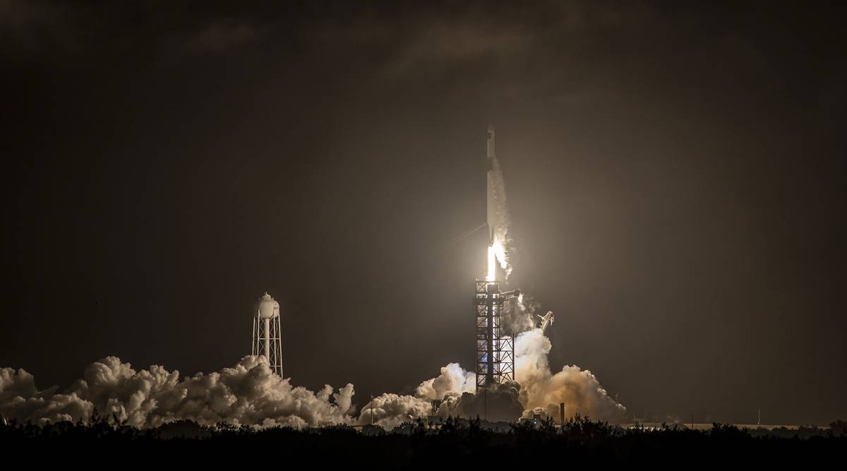 SpaceX launches Christmas presents, supplies to International Space Station thumbnail