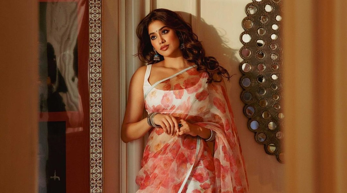 Janhvi Kapoor's 'gulabi' sari is giving us major '90s Bollywood vibe | Fashion News - The Indian Express Janhvi Kapoor's 'gulabi' sari is giving us major '90s Bollywood vibe | Fashion News - The Indian Express