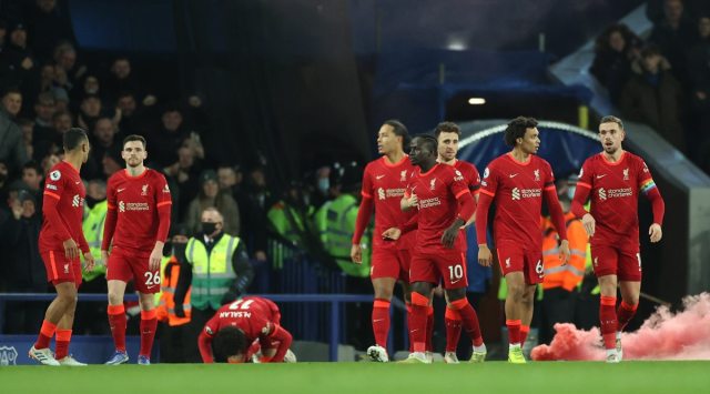 يحتفل محمد صلاح من ليفربول بتسجيل هدفهم الثالث مع زملائه في الفريق (المصدر: رويترز)