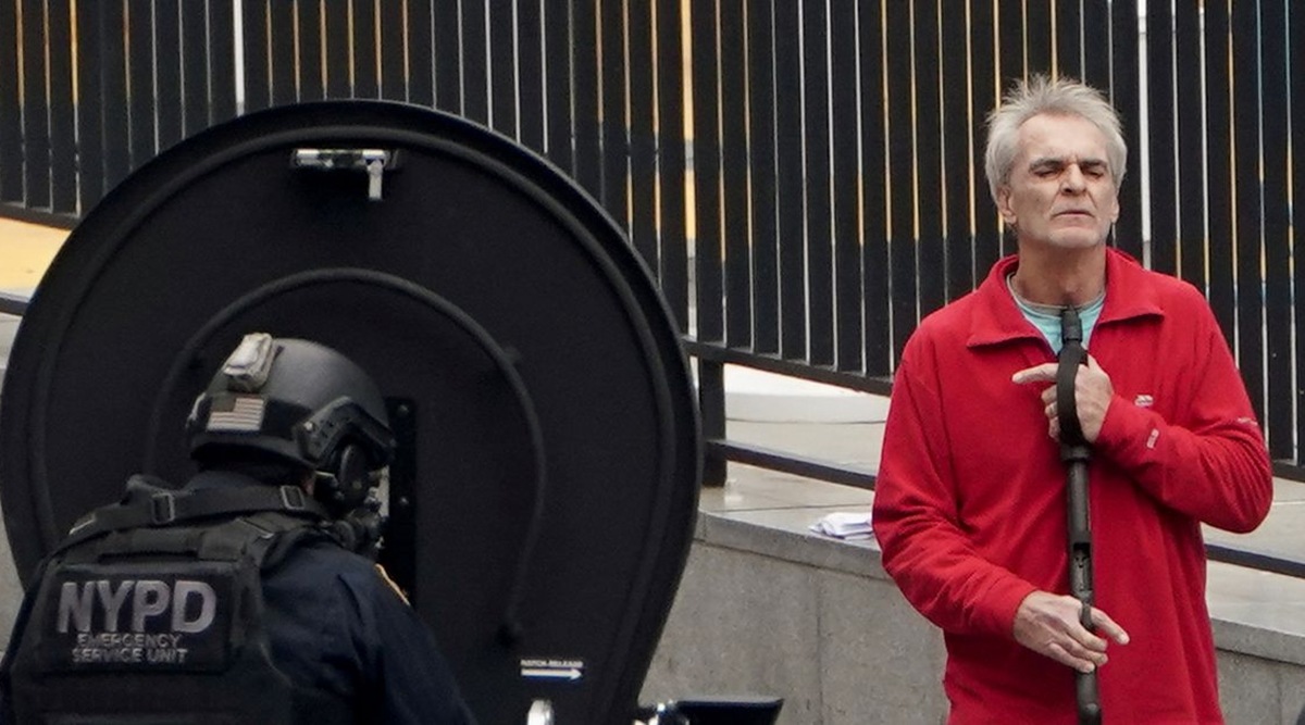 A man who held an apparent
shotgun to his neck near the United Nations headquarters in
Manhattan is in police custody. (Reuters)
