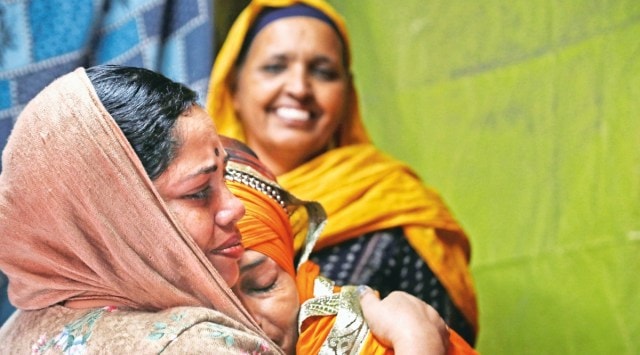 (L-R) Saranjeet Kaur from Karnal and Gursharan Kaur from Muktsar Sahib, who met 10 months ago at Singhu, part ways with a promise to keep in touch. (Photo: Abhinav Saha)