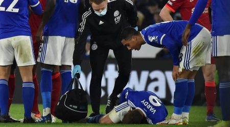Leicester's Jamie Vardy receives medical treatment during the English Premier League soccer match between Leicester City and Liverpool at the King Power Stadium in Leicester (Source: AP)