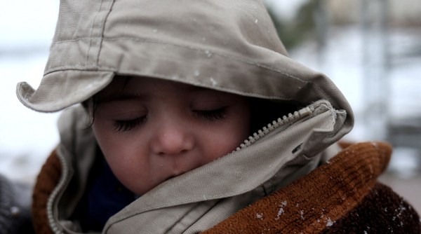 Bebé perdido en el caos del puente aéreo de Afganistán encontrado, devuelto a la familia