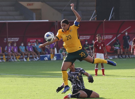 Copa Asiática: Australia aplasta a Indonesia, el campeón Japón comienza ganando