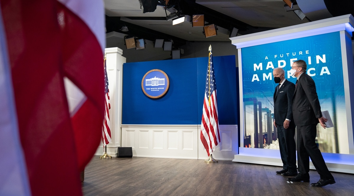 President Joe Biden, left, and Intel CEO Patrick Gelsinger arrive to speak about the administration's work to increase the supply of semiconductors, at the Eisenhower Executive Office Building in Washington Jan 21, 2022. (Sarahbeth Maney/The New York Times)