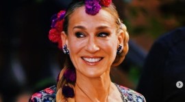 Carrie Bradshaw, Carrie Bradshaw sari, Carrie Bradshaw in lehenga, Carrie Bradshaw Falguni Shane Peacock lehenga, Carrie Bradshaw sari, And Just Like That..., indian express news