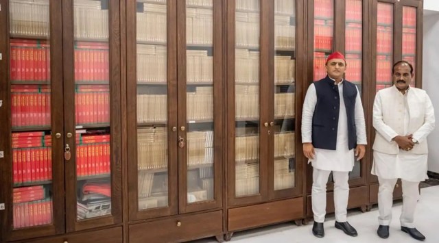 Akhilesh Yadav with Dara Singh Chauhan (Twitter: @yadavakhilesh)