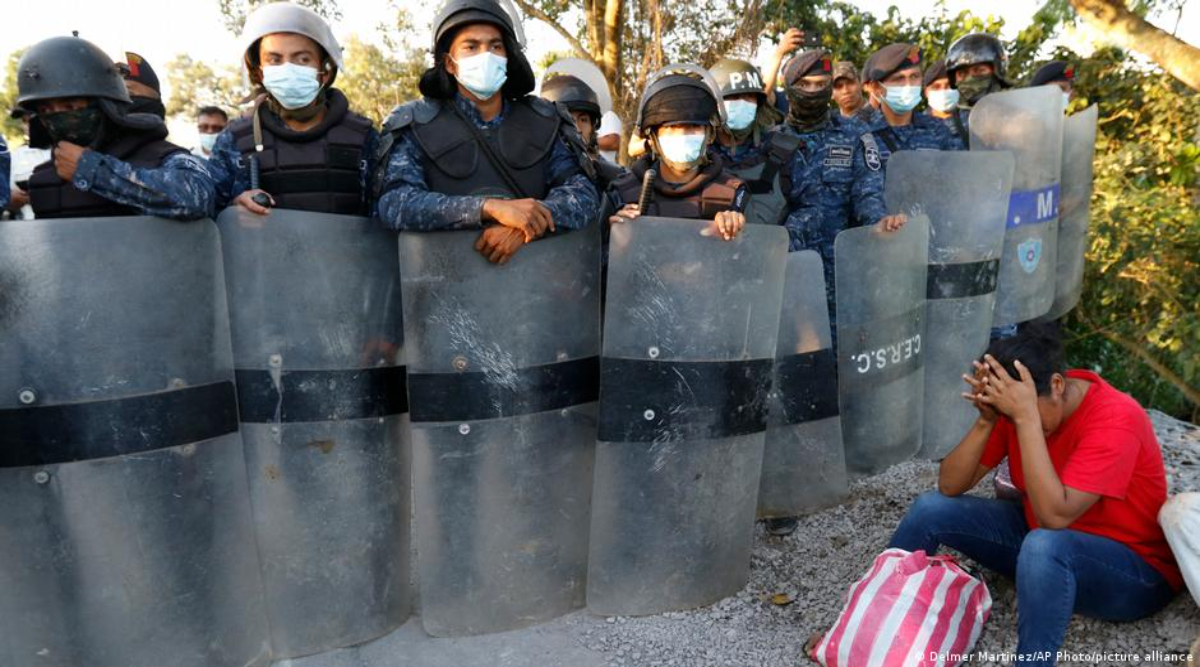 Hundreds of migrants were stopped by Guatemalan security forces as they attempted to continue north, with the end destination being the US. (Delmer Martinez/AP Photo/picture alliance)