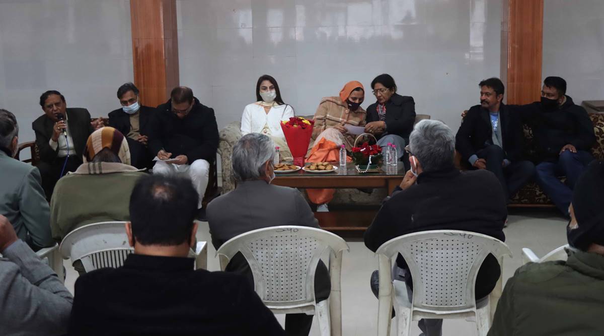  Mayor Sarabjit Kaur with area councillor Gurbax Rawat and members of RWA during the meeting at Community Centre in Sector 40, Chandigarh, on Sunday.  (Express Photo by Kamleshwar Singh)