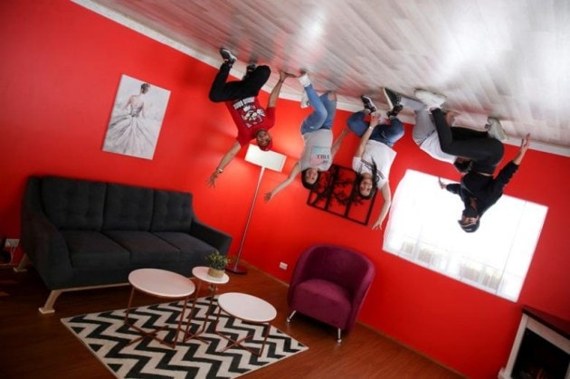 the-curious-case-of-the-upside-down-house-check-out-these-pictures