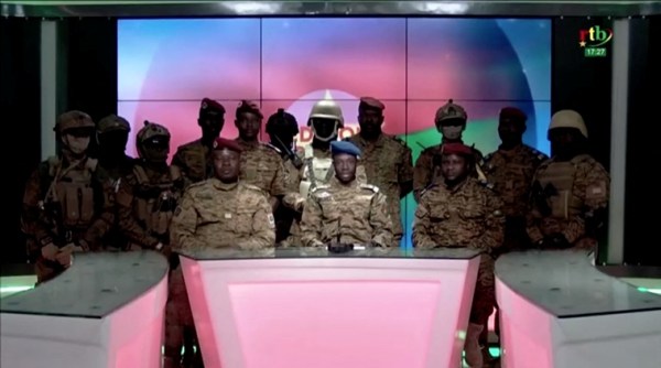 El ejército de Burkina Faso depone al presidente en el último golpe de estado de África Occidental