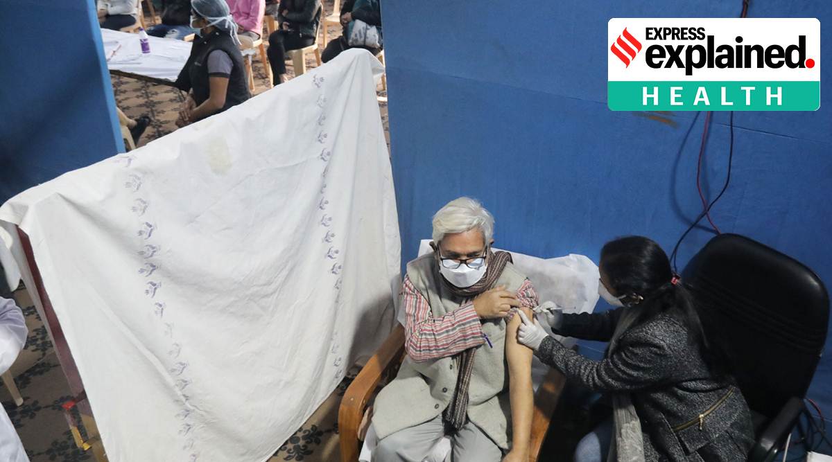 ‘‘Precautionary’ dose given at Maulana Azad Medical College, Delhi. (Express photo by Abhinav Saha)