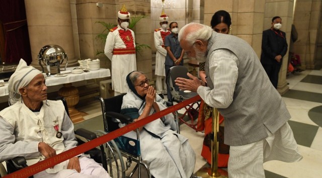 PM Modi greets social activist Shanti Devi at the Padma Shri awards event. (Twitter/Narendra Modi)
