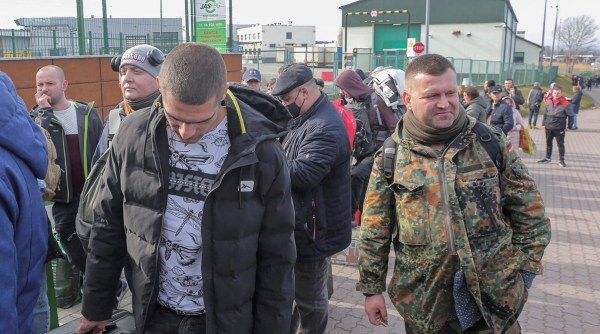 Hombres ucranianos regresan del extranjero para luchar contra la invasión rusa