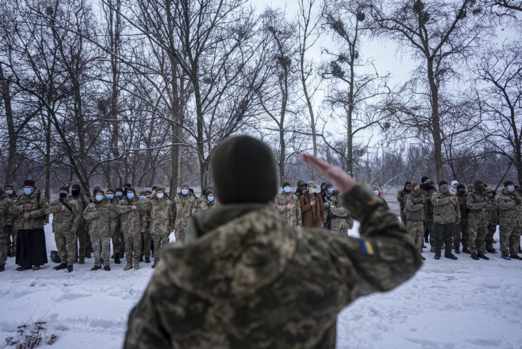 Ucranianos entrenan en tácticas de guerrilla en caso de que Rusia invada