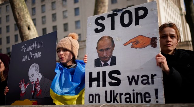 People including Ukrainians, take part in a demonstration in support of Ukraine, outside Downing Street, central London, Thursday, (Yui Mok/PA via AP)