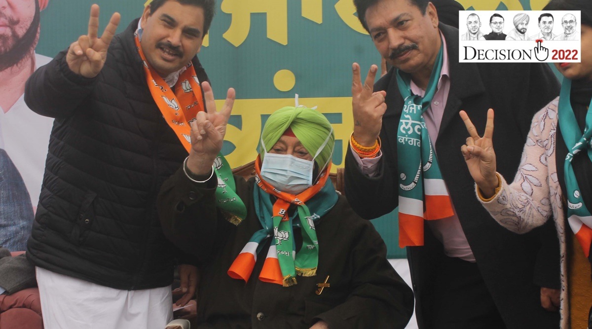 Former Punjab chief minister and PLC candidate from Patiala constituency, Capt. Amarinder Singh along with other party  workers during a campaign rally ahead of the upcoming Punjab Assembly Elections, in Patiala. (Express photo by Harmeet Sodhi)