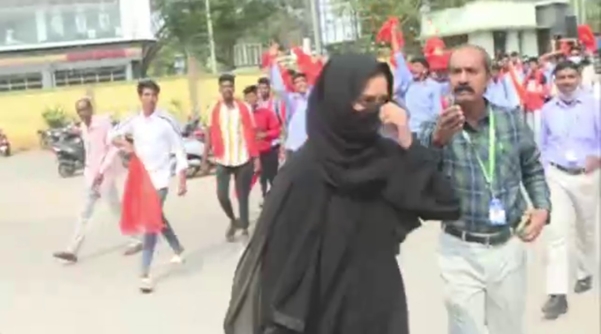 Karnataka: Burqa-clad college girl confronts men in saffron shawls ...
