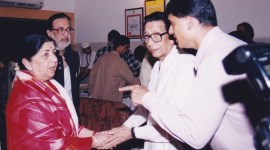 Lata Mangeshkar, Lata Mangeshkar dead, Lata Mangeshkar passes away, Lata didi dies, Lata Mangeshkar life, Indian express