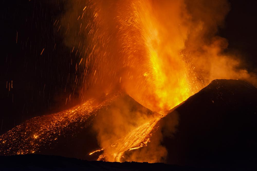 Volcanic lightning spreads across sky after Mount Etna erupts in Italy ...