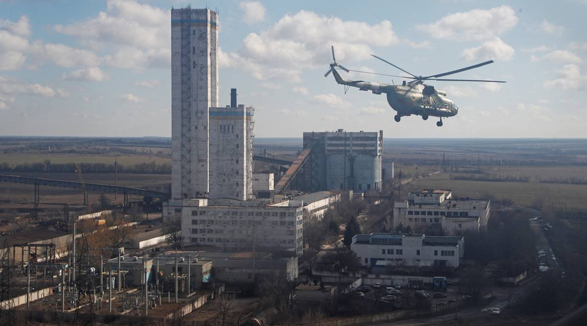 A Mi-8 helicopter of the Ukrainian Armed Forces flies near a coal mine in the Donetsk region, Ukraine February 19, 2022. (REUTERS)