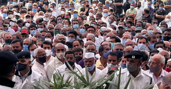 Workers to ministers, hundreds bid a tearful farewell to Rahul Bajaj