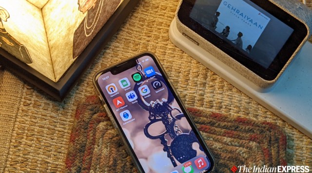 hide secret pictures on phones, hide nudes on iphone, hide pictures of ex on phone, how to hide nude pics on smartphone, iPhone, Apple