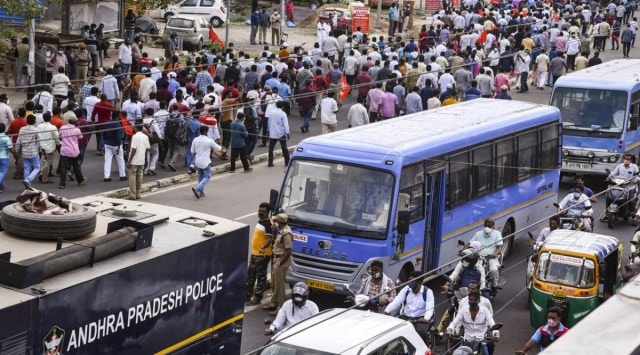 State government employees of various departments on the way to BRTS Road to participate in 'Chalo Vijayawada' being organised by the PRC Sadhana Samithi in Vijayawada on Thursday. | PTI