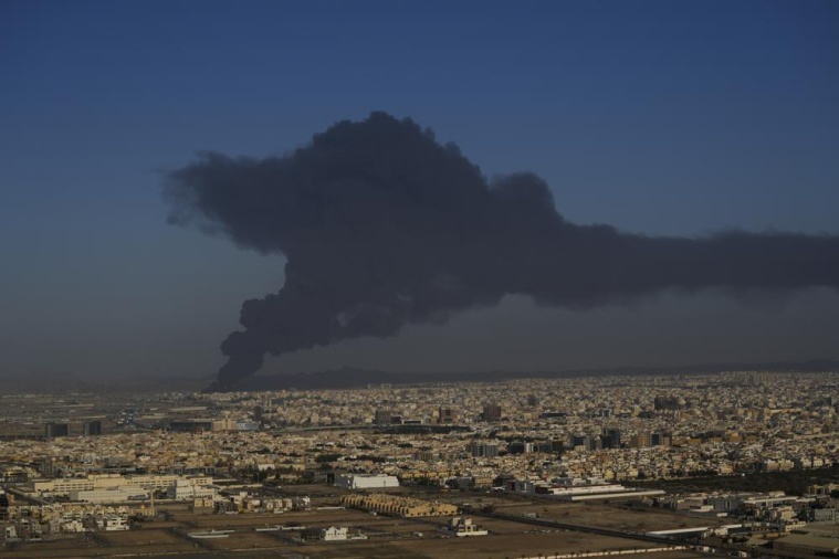 Incendio en ciudad saudí antes de carrera de F1; Los hutíes reclaman ataques