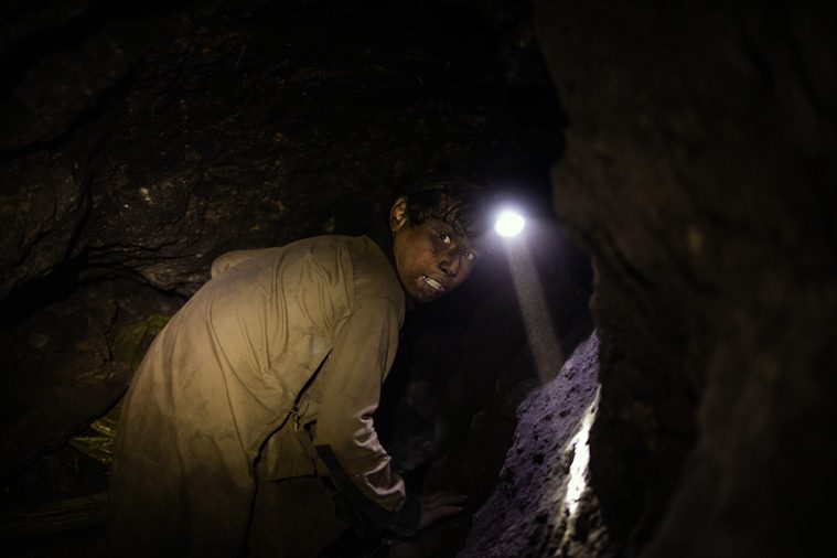 Desesperados por dinero en efectivo, los afganos trabajan en minas que son más letales que nunca