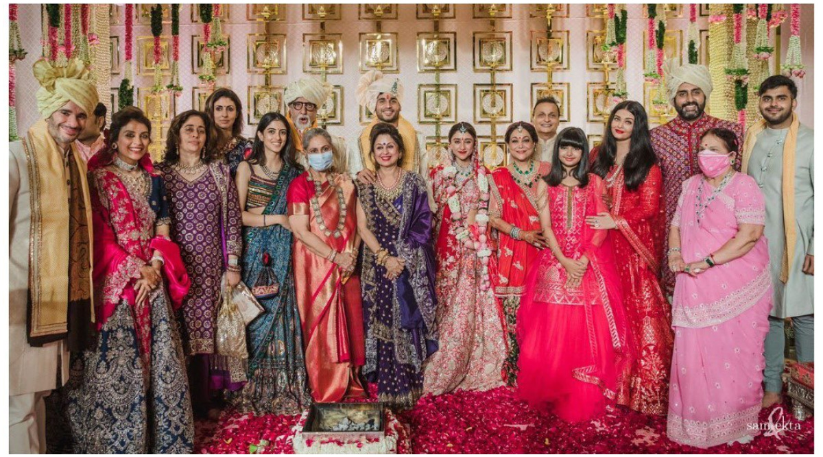 Shweta Bachchan posts family picture on Diwali, fan asks, 'Where is  Aishwarya Rai Bachchan?' | Bollywood - Hindustan Times