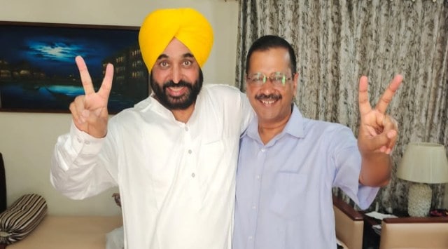 Delhi CM Arvind Kejriwal poses for a photograph with AAP's CM face in Punjab Bhagwant Mann. (Twitter/@ArvindKejriwal)