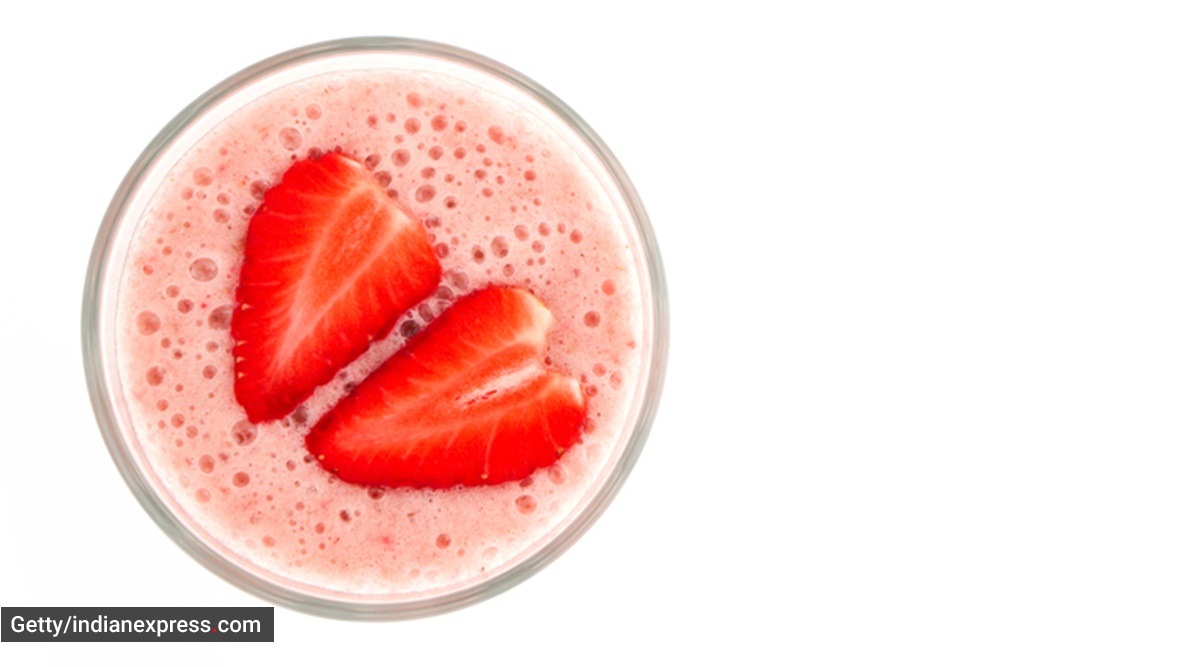 smoothie, strawberry smoothie, how to prepare strawberry smoothie at home, strawberry and cream smoothie, indian express news